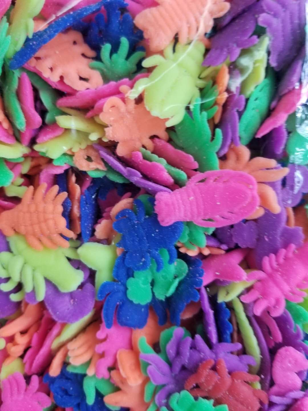 Soak colorful SpongeBob Squarepants. Slowly expand after absorbing water to raise Chu Luo Ji dinosaurs. Terrifying marine life in the depths of the ocean details Picture