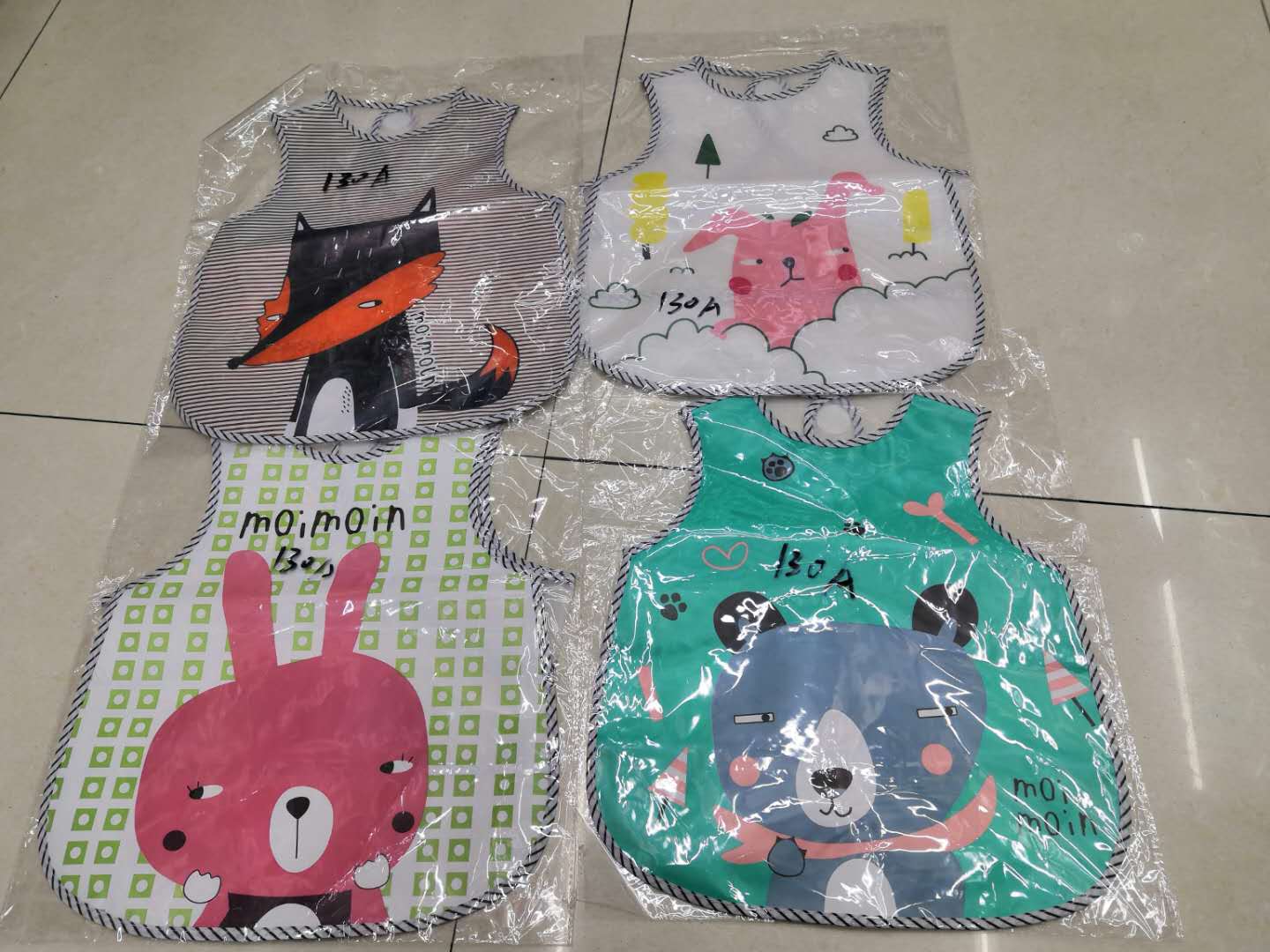 儿童口水兜防水小孩吃饭围兜塑料可清洗速干