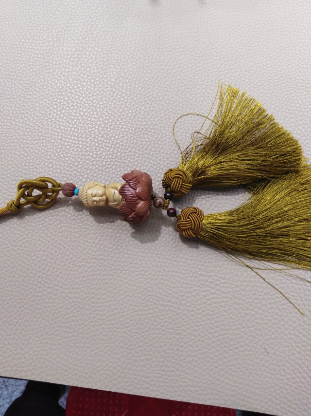 Craft pendants made of boxwood details Picture