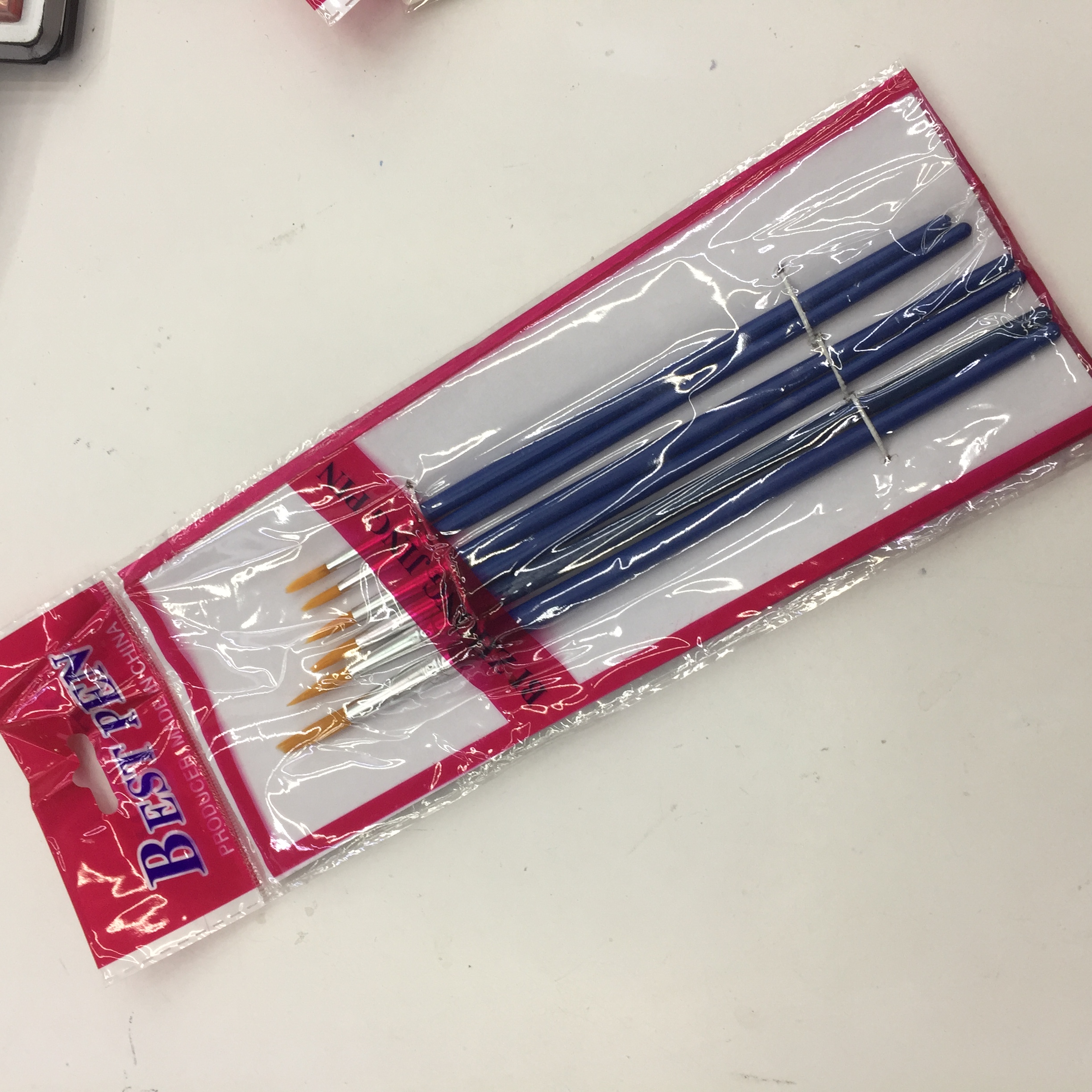 The outlining pen, painting pen and coating pen have excellent strokes and even coloring. Six-piece brush tool set