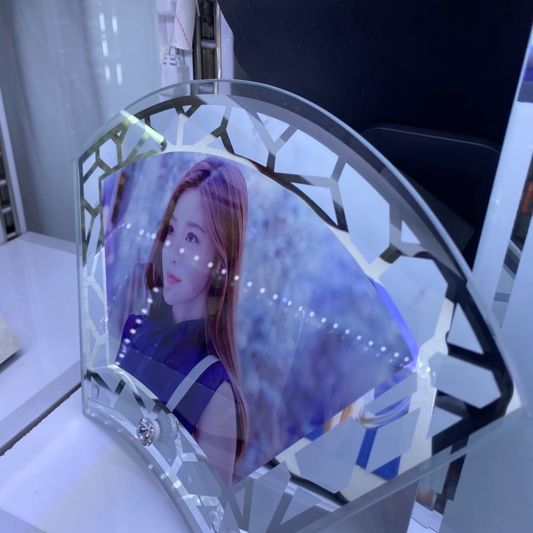 Fan-shaped hollowed-out striped glass creative photo frame