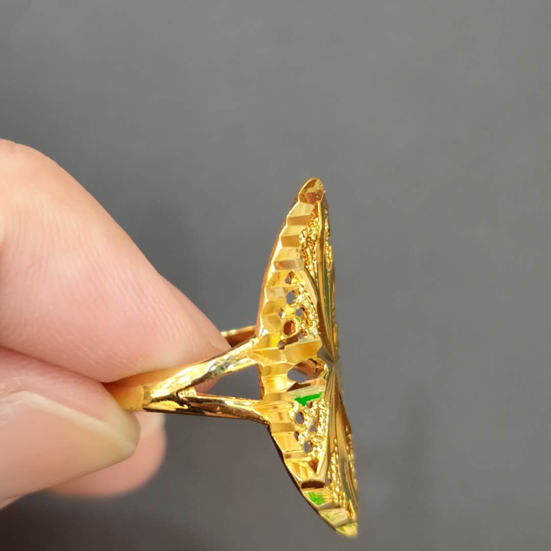 A trendy gold-imitated gentlemanly style carved pattern accessory ring details Picture