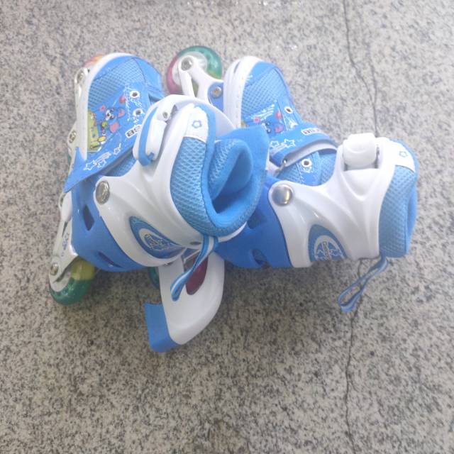 儿童款闪灯光溜冰鞋热销细节图