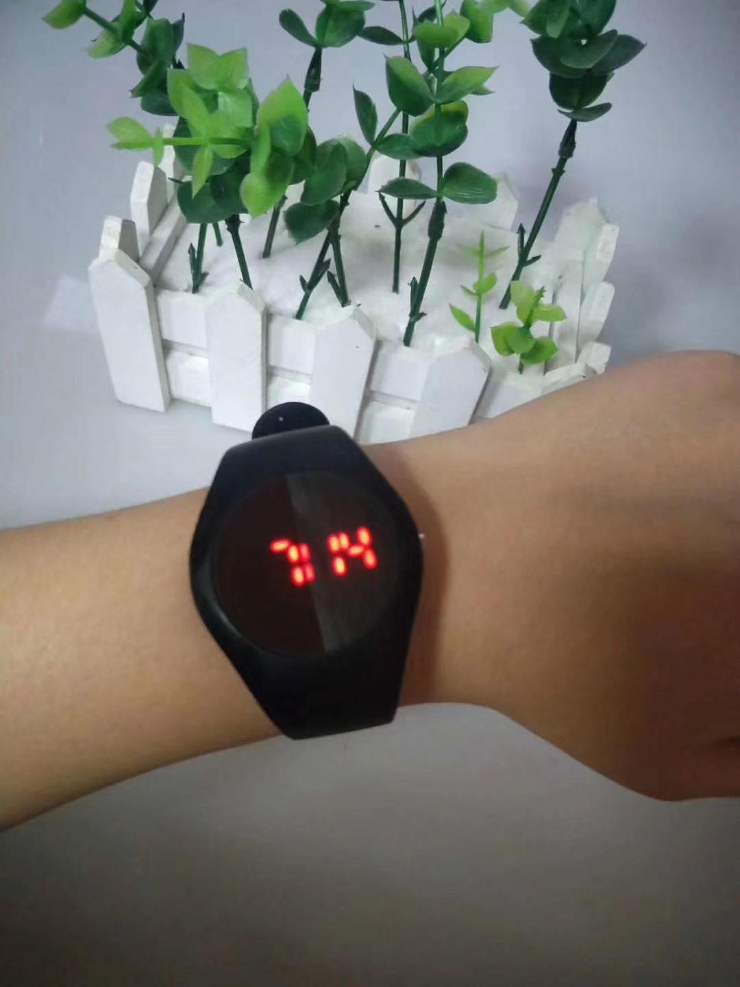 Moda tendencia silicone LED relojes electrónicos para hombres y mujeres Specification image