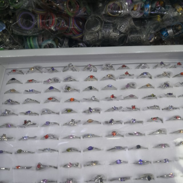 The export wholesale volume of small and exquisite diamond rings and gemstone rings is large