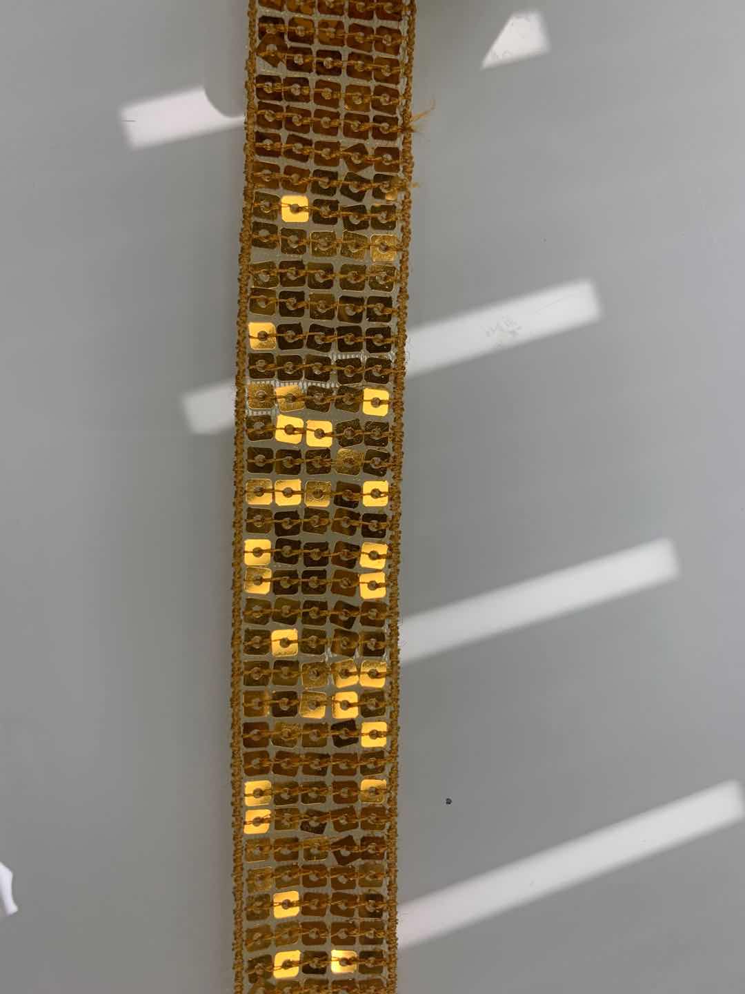 金色方形亮型彩片花边宽三公分现货