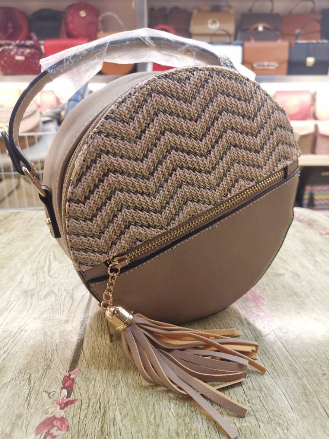 Korean Version Of Fashion Round Bag Crossbody Bag All The Fashion Shoulder Bag details Picture