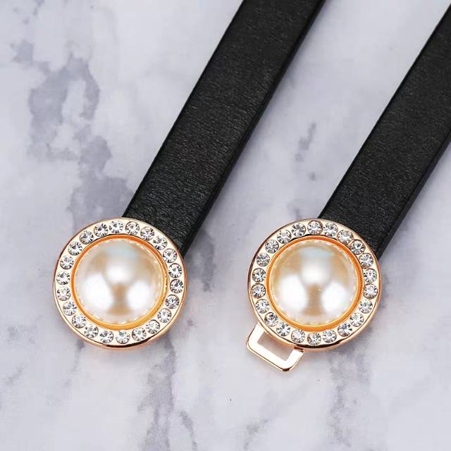 This simple and versatile Korean top-grain cowhide small belt with fine decoration pairs well with a dress and a fashionable waist chain