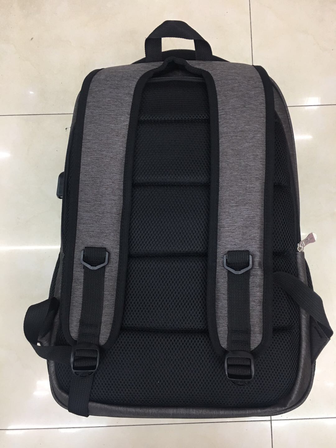 潮流双肩包设计跳跃防水细节图