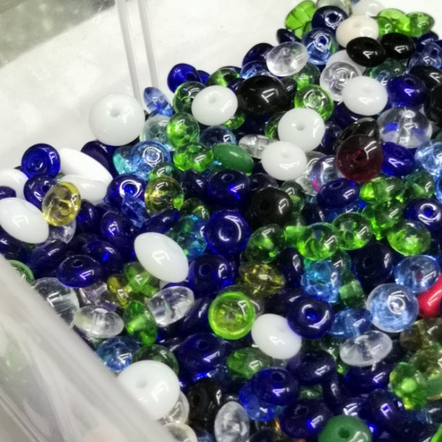 Wholesale of small-sized colored glass beads, crepe beads and lacquered beads jewelry accessories in stock Specification image