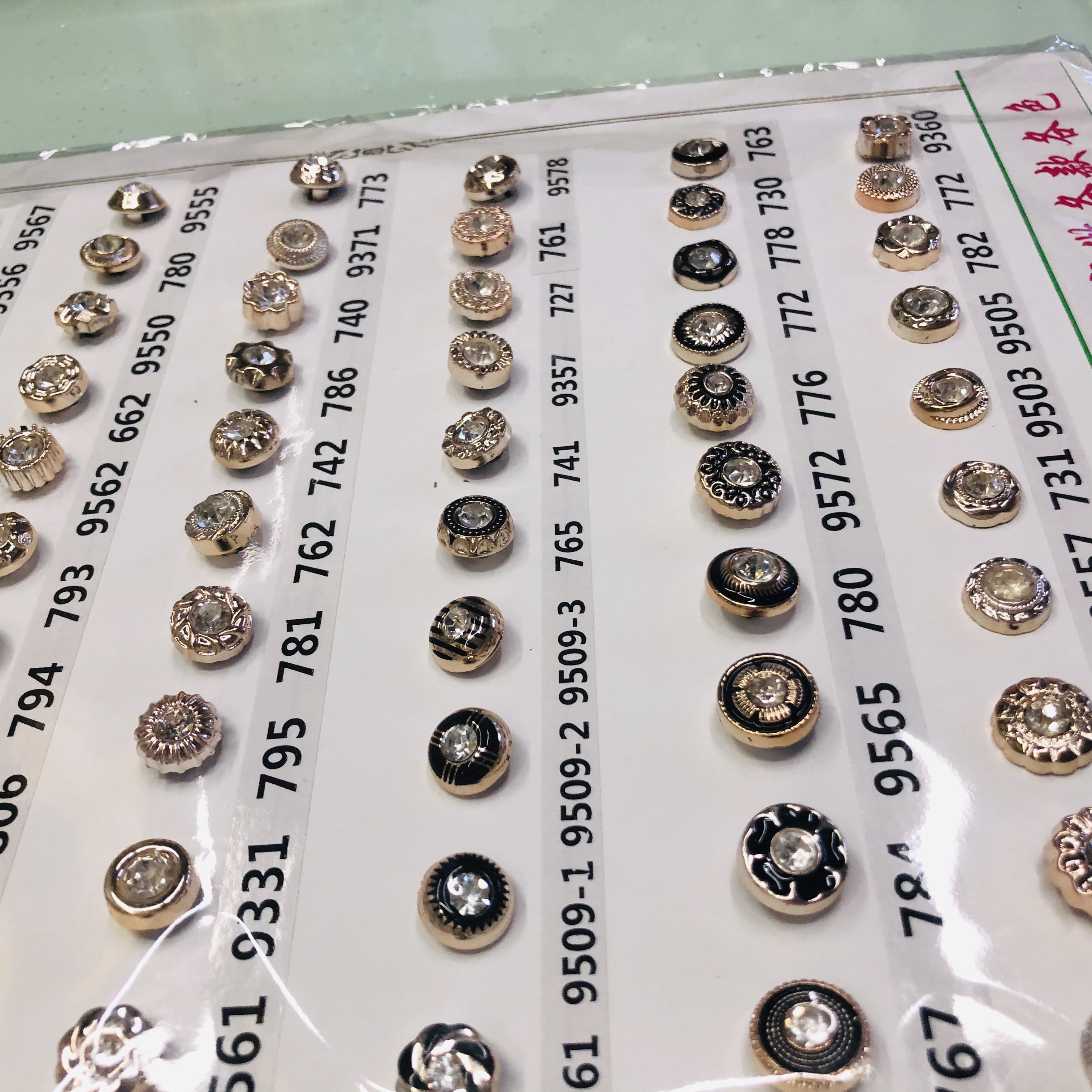 Metal Button With Diamond And Applique High Leg Hand Stitched Button Garment Accessories Specification drawing