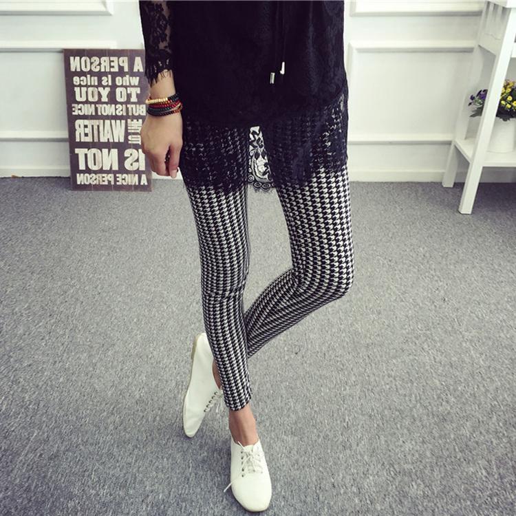 Autumn's new graffiti print leggings, paired with stretch capillaries for a slimming look, thin skinny pants, and large-sized long pants for women