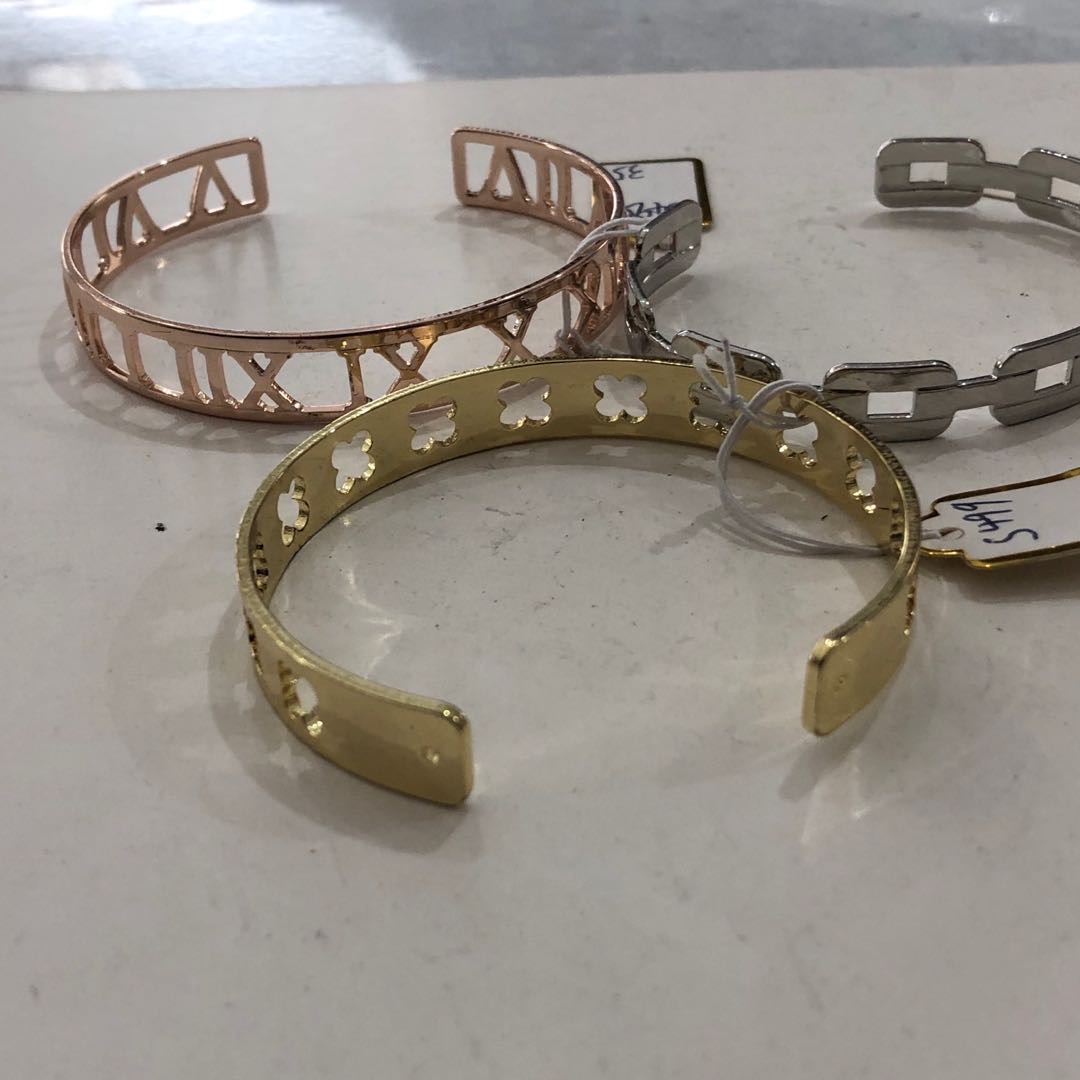 Factory direct sales of hollowed-out bracelets, elegant European and American wristbands Specification image
