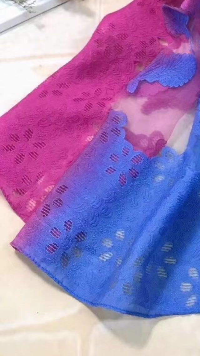 女士渐变叶子围巾产品图