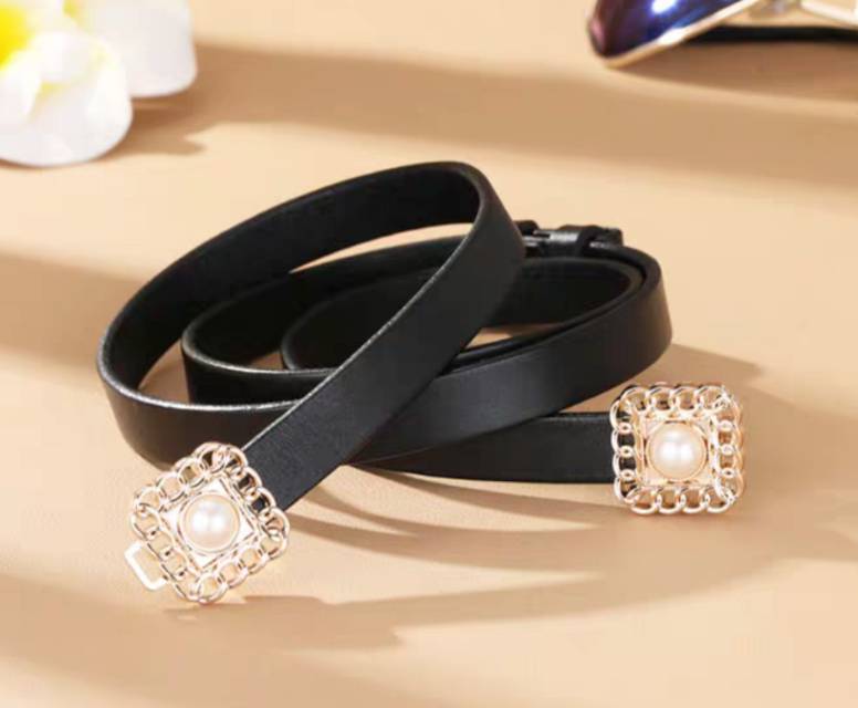 This simple and versatile Korean top-grain cowhide small belt with fine decoration pairs well with a dress and a fashionable waist chain details Picture