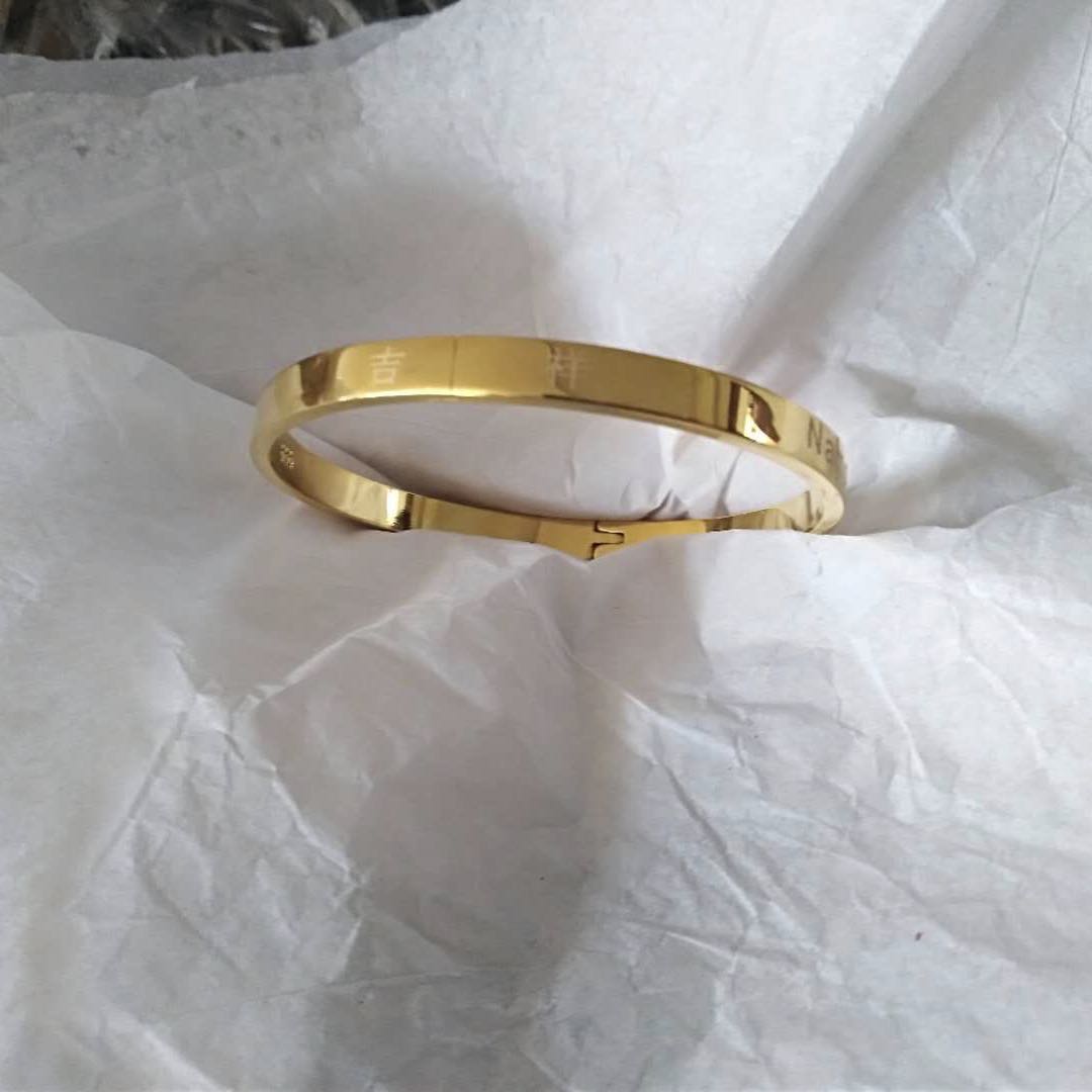 The cold and elegant face bracelet, a Korean-style exquisite color-preserving bracelet, is a simple, high-end and grand accessory
