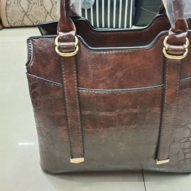 A wine red leather-textured women's handbag with a simple European and American style details Picture