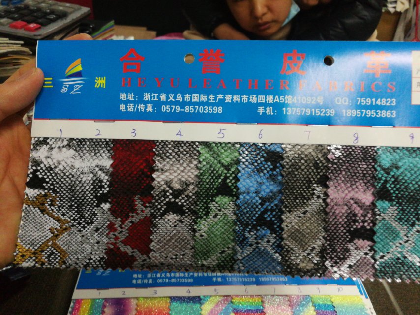 厂家直销热销新款PVC烫金蟒蛇纹皮革大量现货高中低档箱包沙发鞋材面料产品图