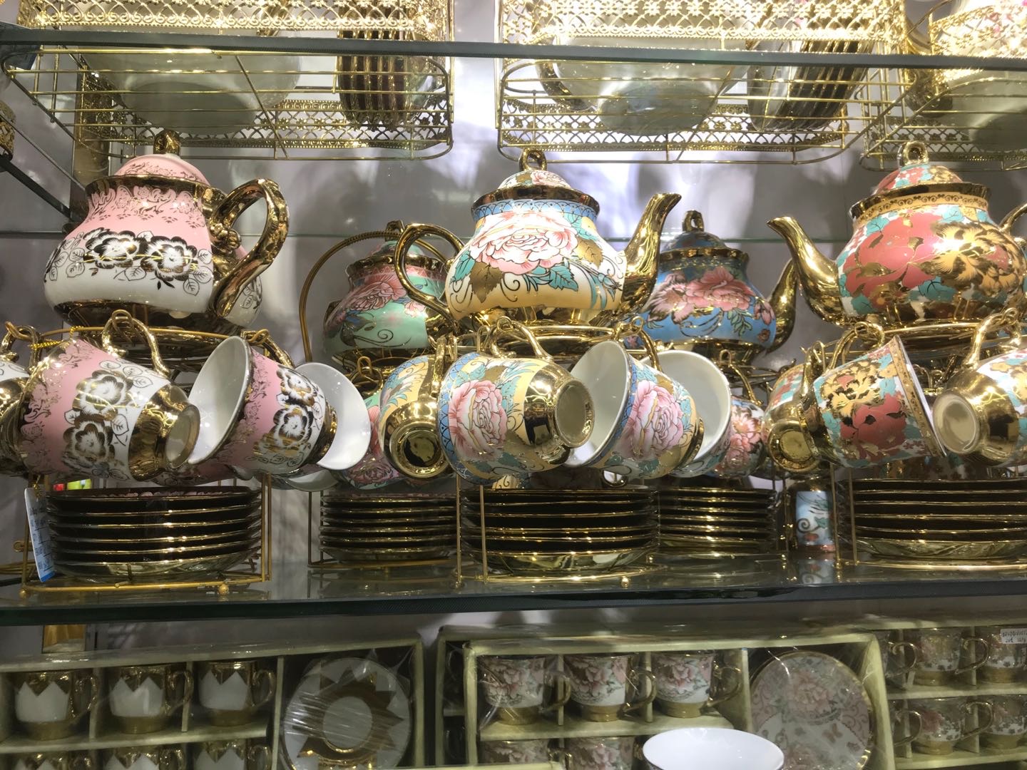 13头镀金茶具一茶壶6杯6碟花面多样高贵典雅产品图