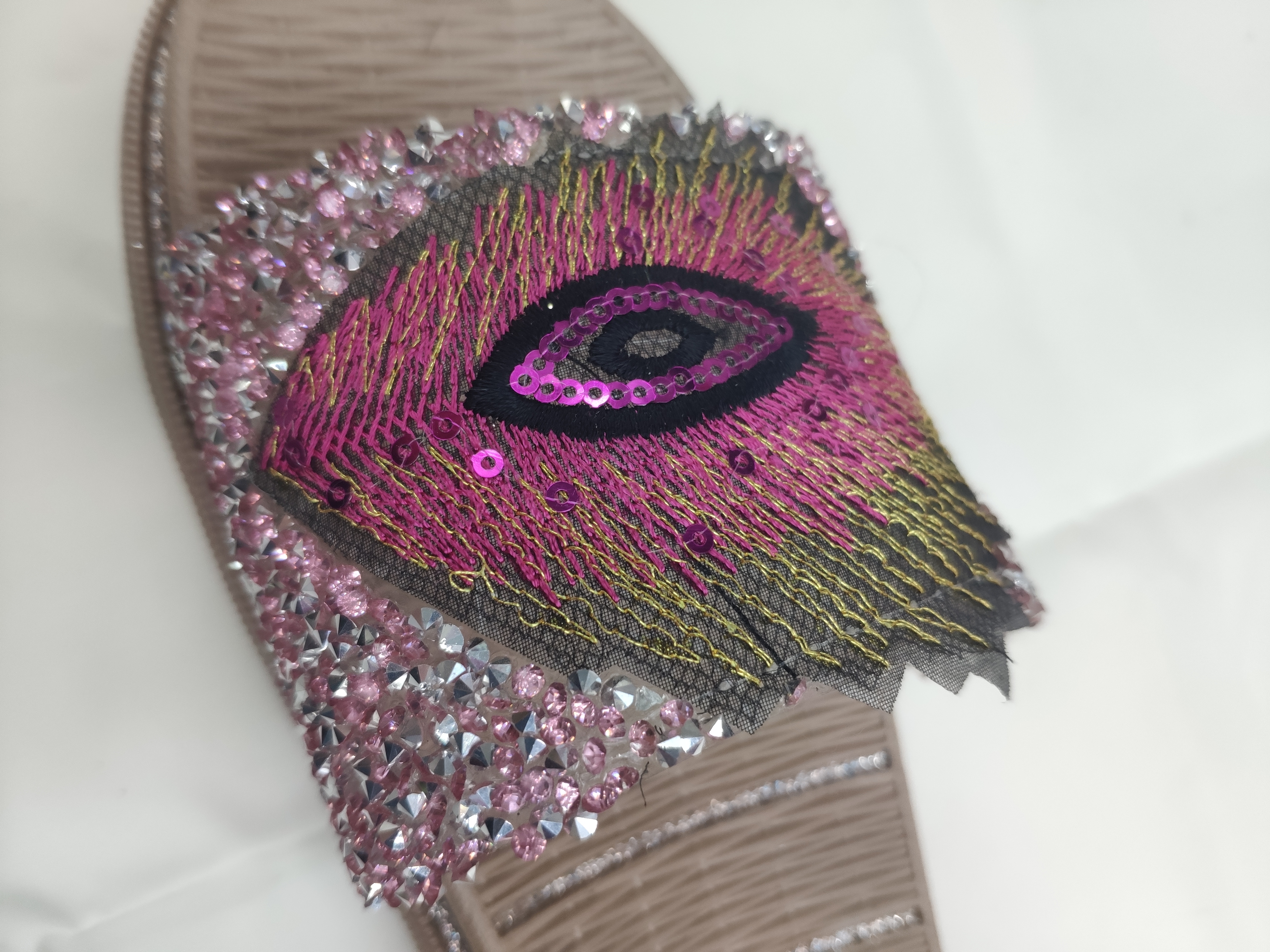 Summer women's flip-flops can be worn over fashionable peacock tail feather sequined flat sandals details Picture