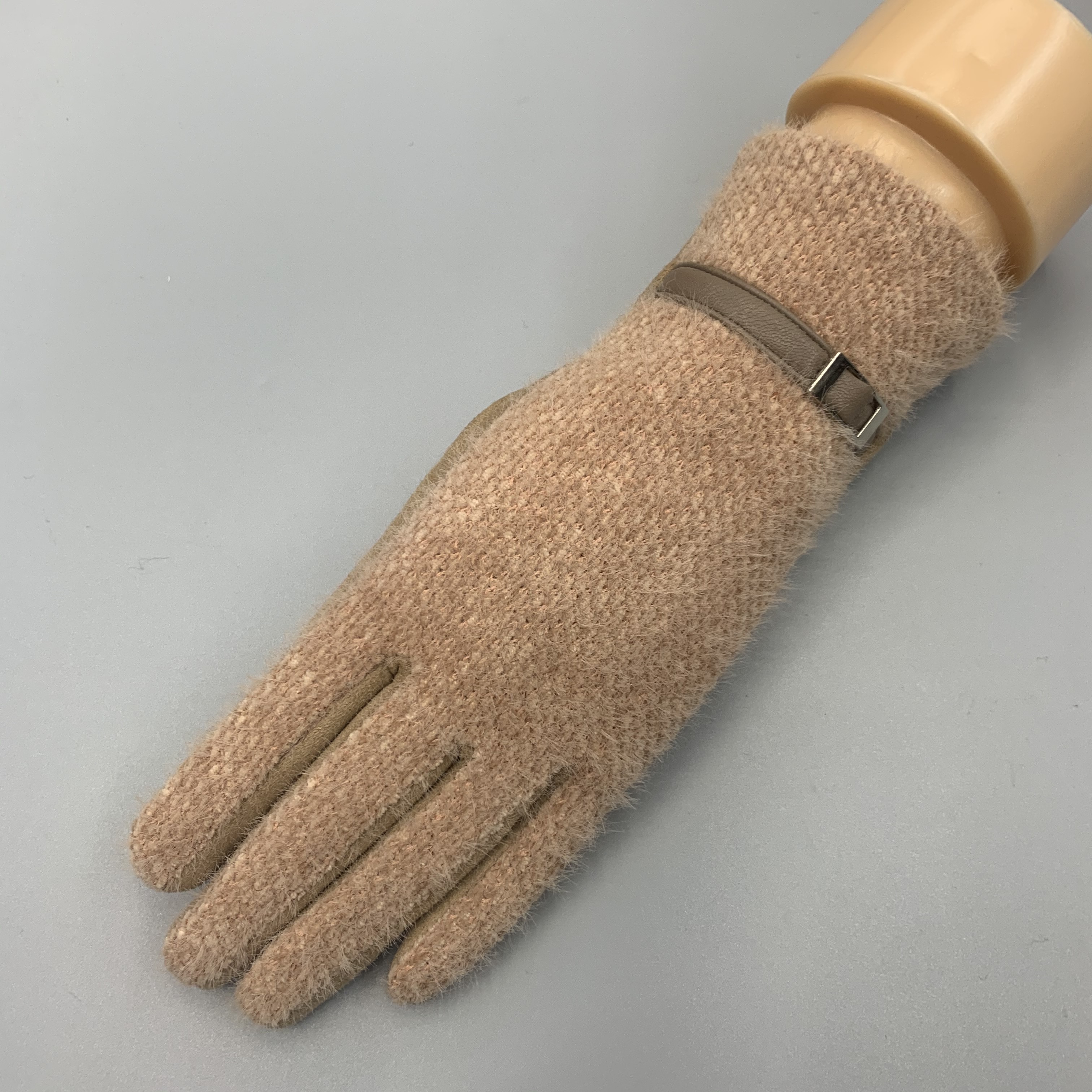 For export to Europe, America, Japan and South Korea, we offer winter fleece warmth and thickened faux mink fleece leather buckle gloves for autumn and winter warmth