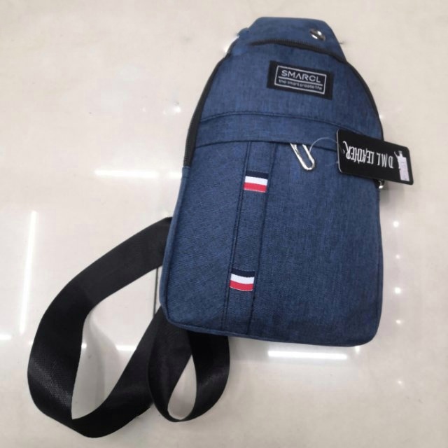 浅蓝色帆布包双肩包运动背包图