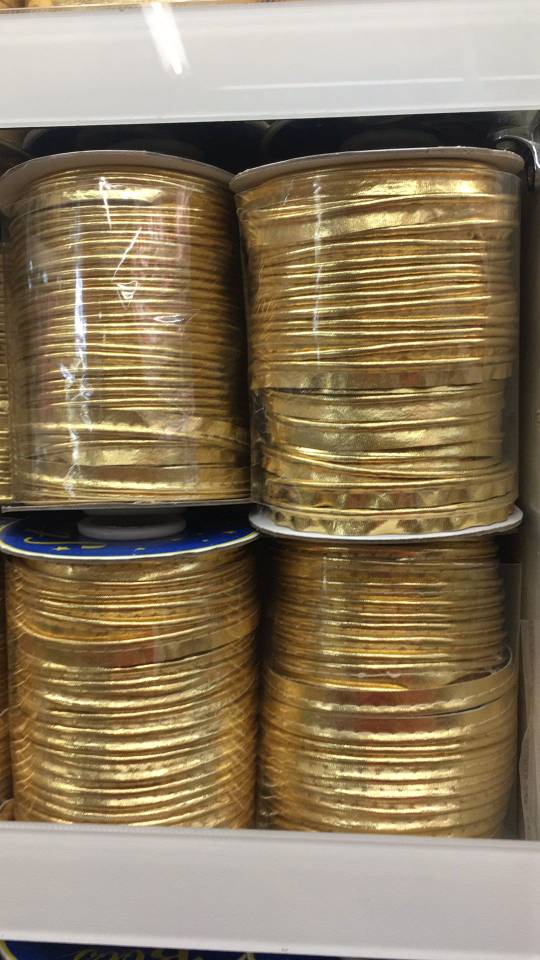 A 1-centimeter-wide garment trim. Gold and silver pu leather edge-wrapped rope. Rope edge strips/rolls.