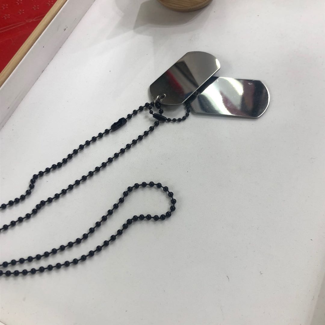 ان الازمنة العصرية عبارة عن قلادة من اللون الاسود Specification image