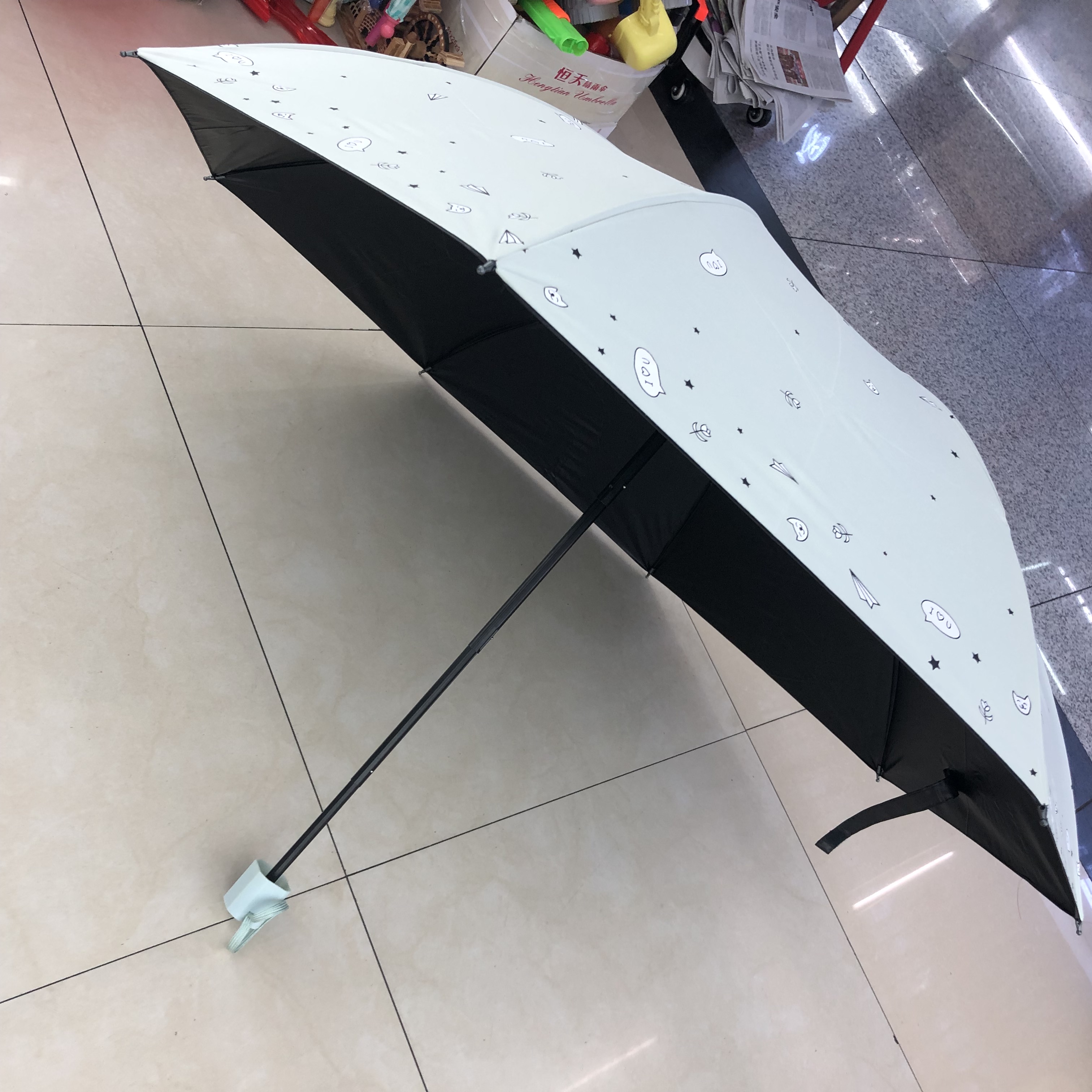 A three-fold umbrella for sun protection and shade, suitable for both sunny and rainy days. A cute Japanese-style sun umbrella for women