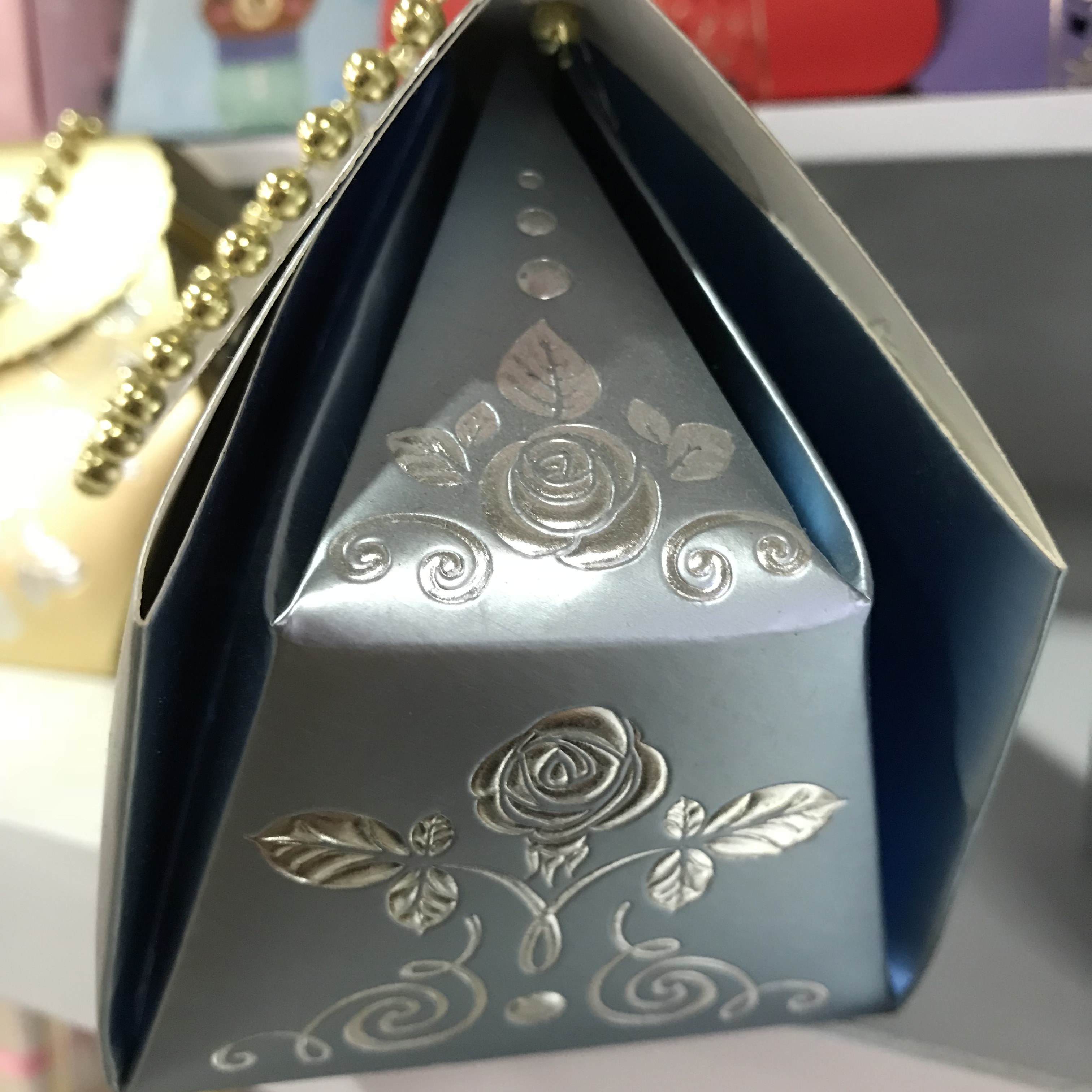 银色卡纸立体手提喜糖盒子细节图