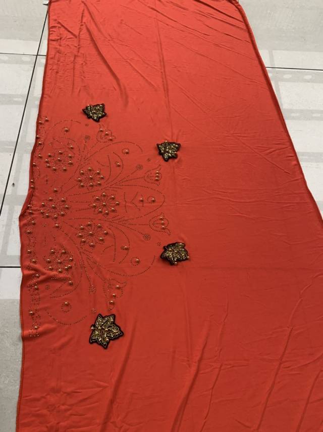 女士牛奶丝烫钻订花片长巾围巾披肩