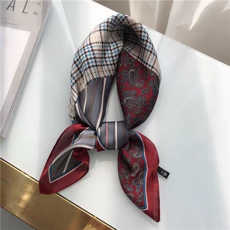 小方巾格纹棕色百搭丝巾气质淑女时尚产品图