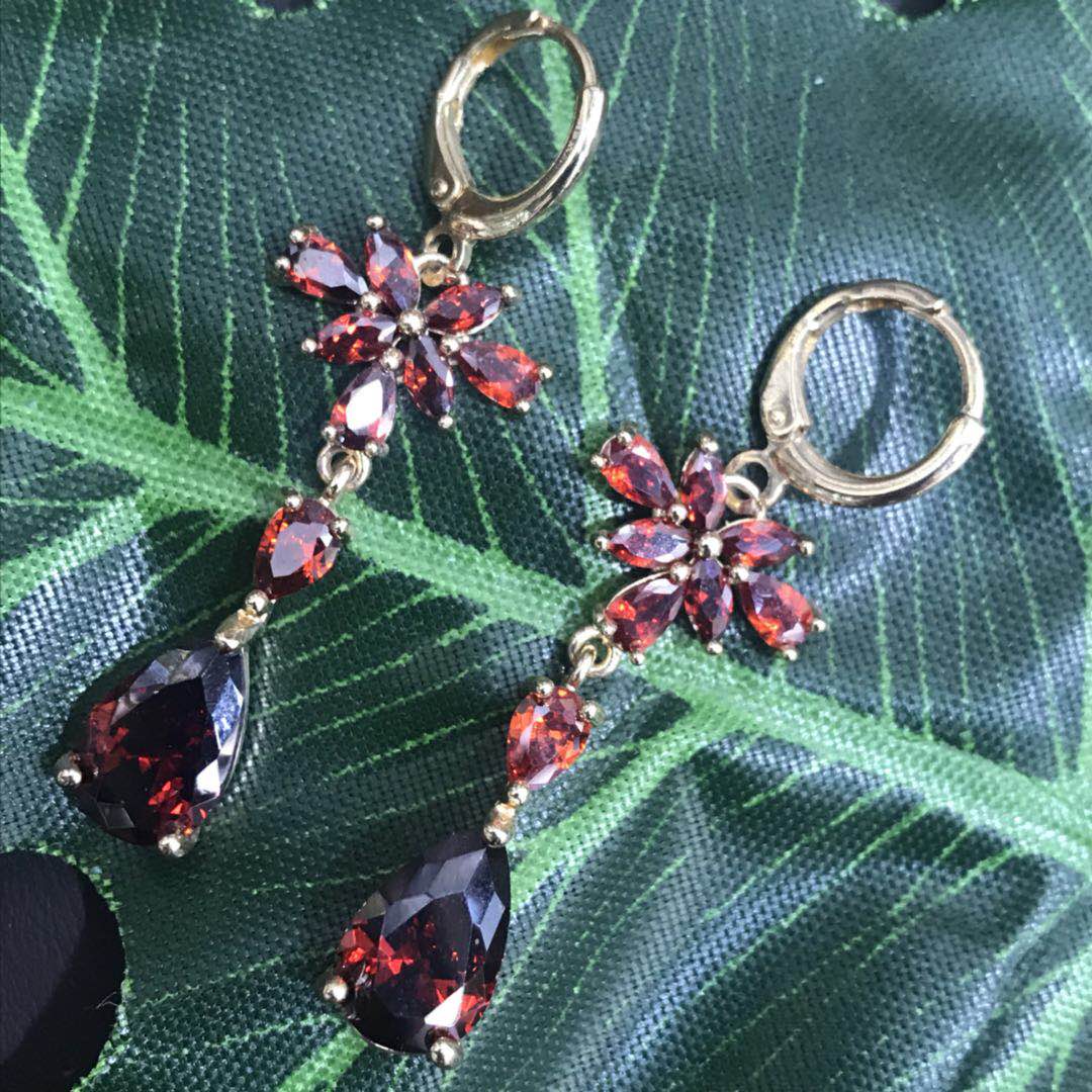 Red zircon earrings from Japan and South Korea, long, super shiny, luxurious and elegant, anti-allergy super shiny earrings for women Specification image