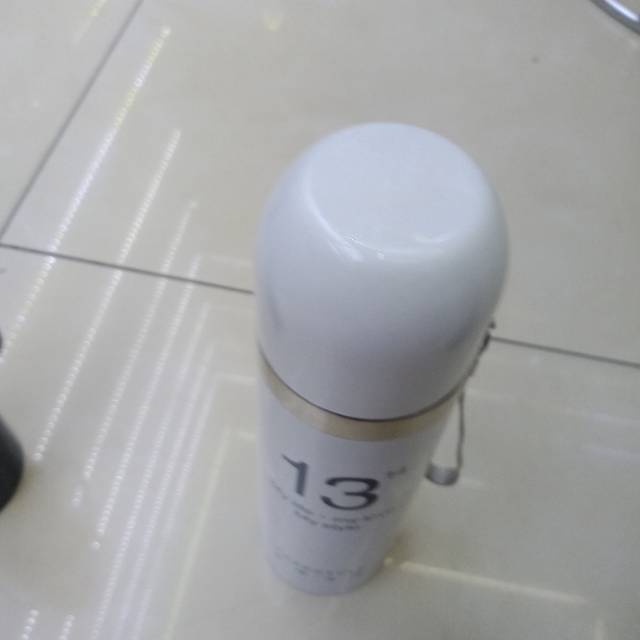 A couple keeps a thermos with them Specification drawing