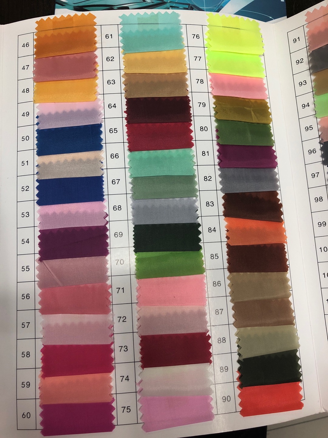 Bright Color Rich Feel Comfortable Plain Color 190T Polyester Taff Fabric details Picture