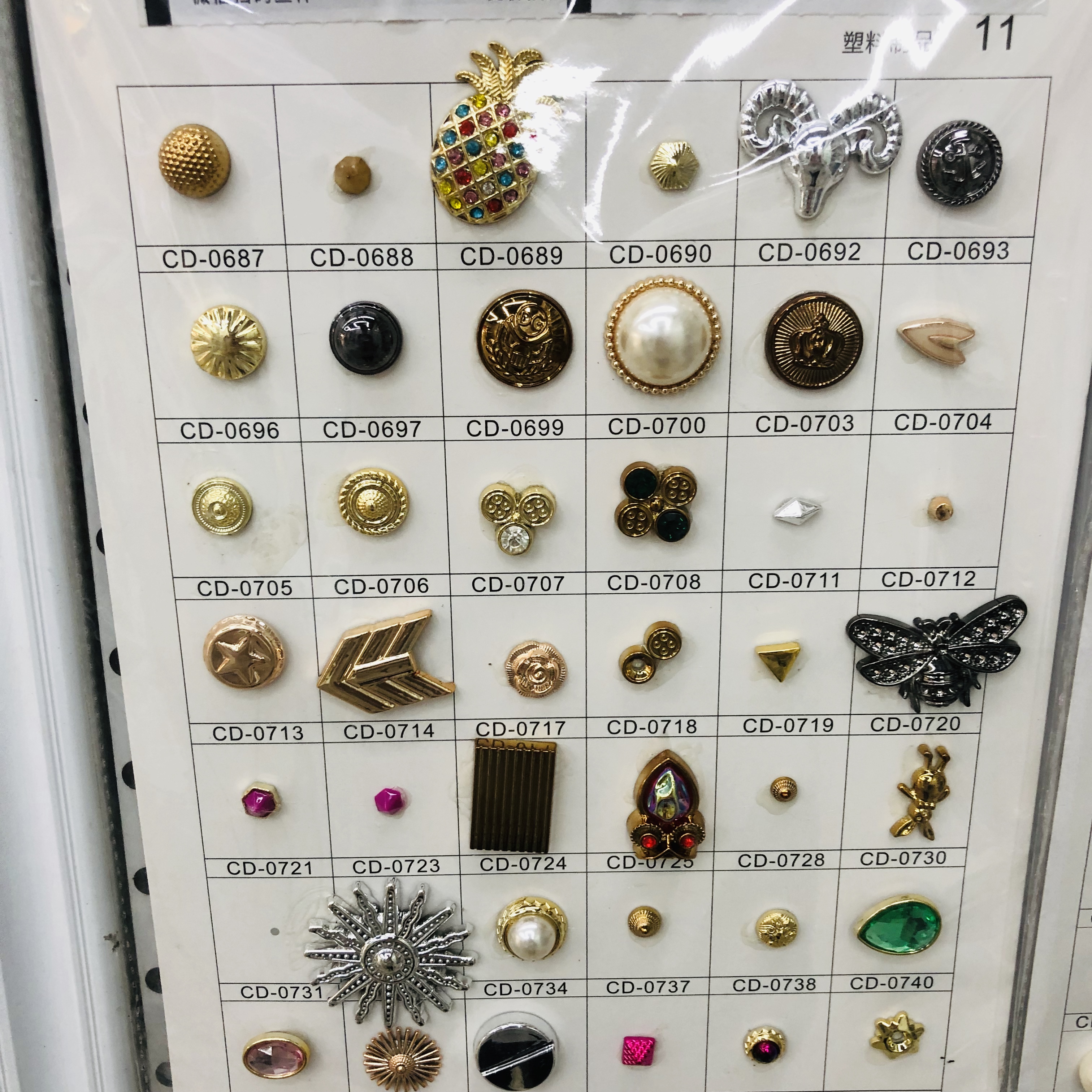Factory direct sales of various clothing accessories and accessories, such as four-pronged beads, impact nails, drills, octagonal drills, cap nails, etc. Customized according to samples