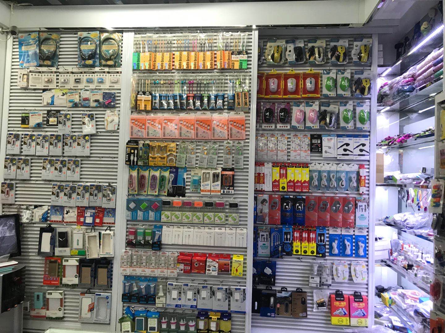 Yiwu boguan tienda eléctrica describe pic - 1