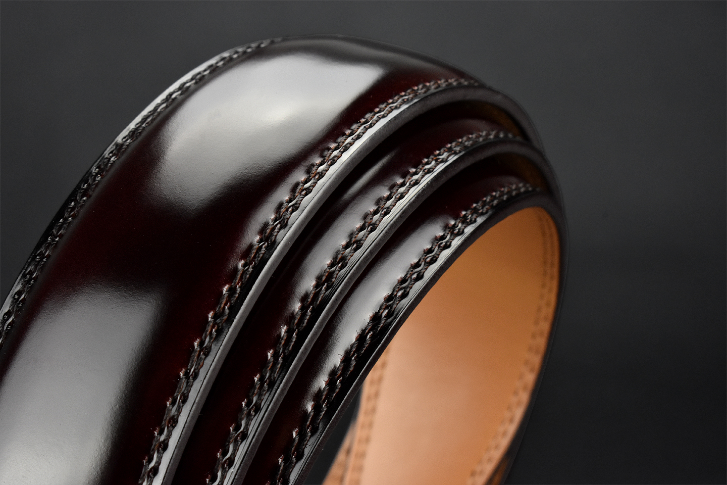 Men's Classic Minimalist Leather Belt With Rustproof Buckle Detail