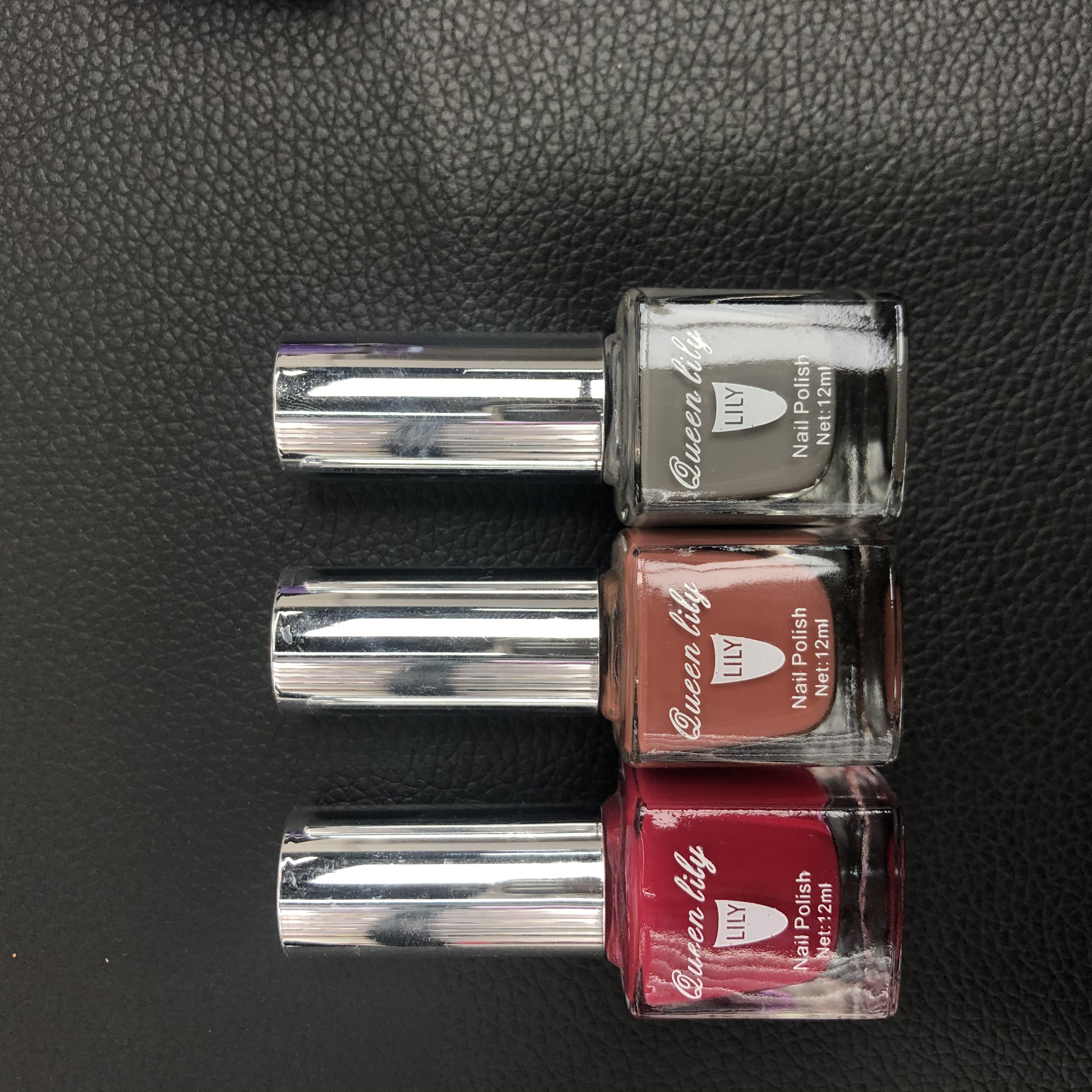 Silver-cap fashionable colored nail polish comes in a rich variety of colors, allowing you to freely choose and match them details Picture
