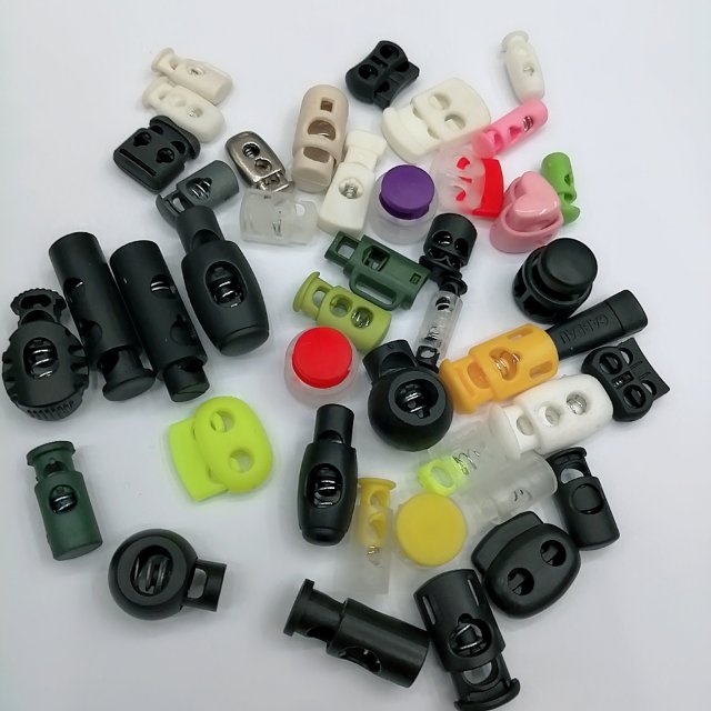 High-quality black and colorful drawstring buckles for bags and handbags, plastic spring buckles, and spring buckles for clothing are in large stock details Picture