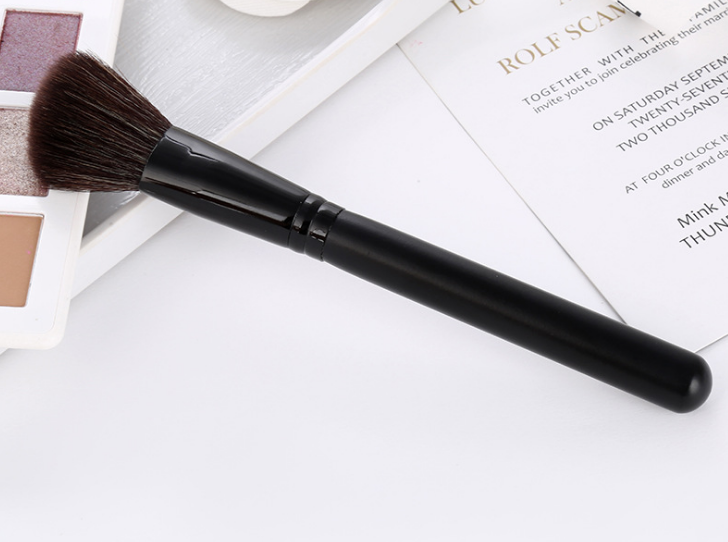 New Creative Simple Boutique Soft Slim Wool Blush Brush With Wooden Handle details Picture