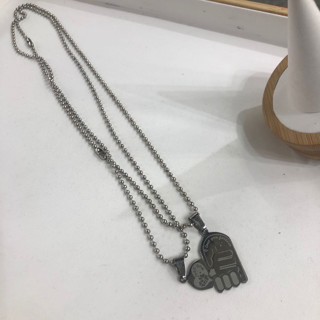 A fresh and elegant heart-shaped palm pendant necklace, anti-allergy, high-end, eco-friendly, versatile and trendy accessory