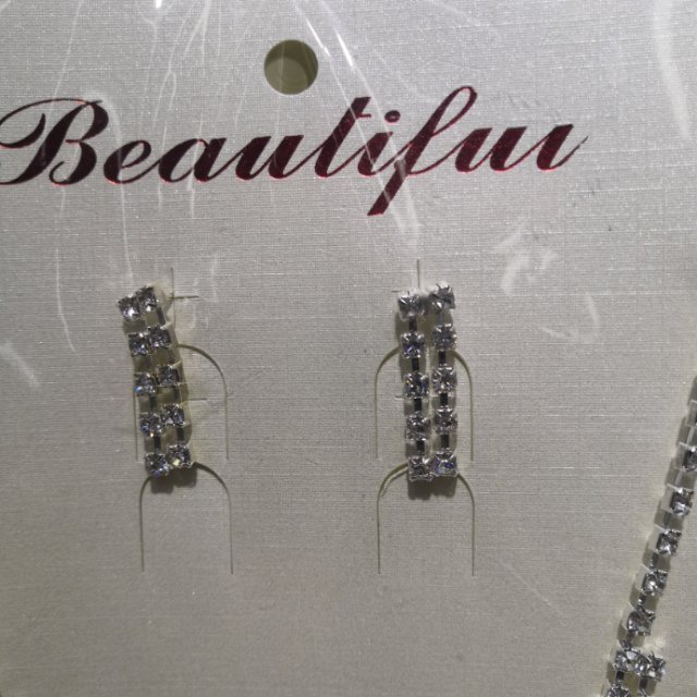 A simple and elegant necklace and earring set for friends. A Korean-style necklace and bracelet set Specification image