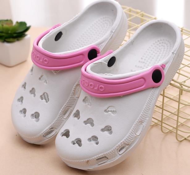 Wholesale of new double-soled men's garden shoes, anti-slip thickened round hole clogs, men's flip-flops, beach shoes and slippers details Picture