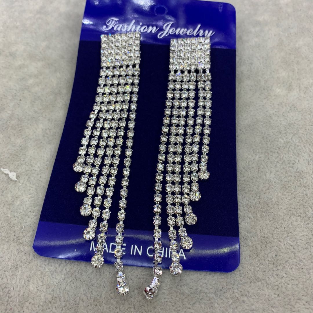 Diamond-encrusted tassel earrings are stylish and versatile, trendy bridal earrings details Picture