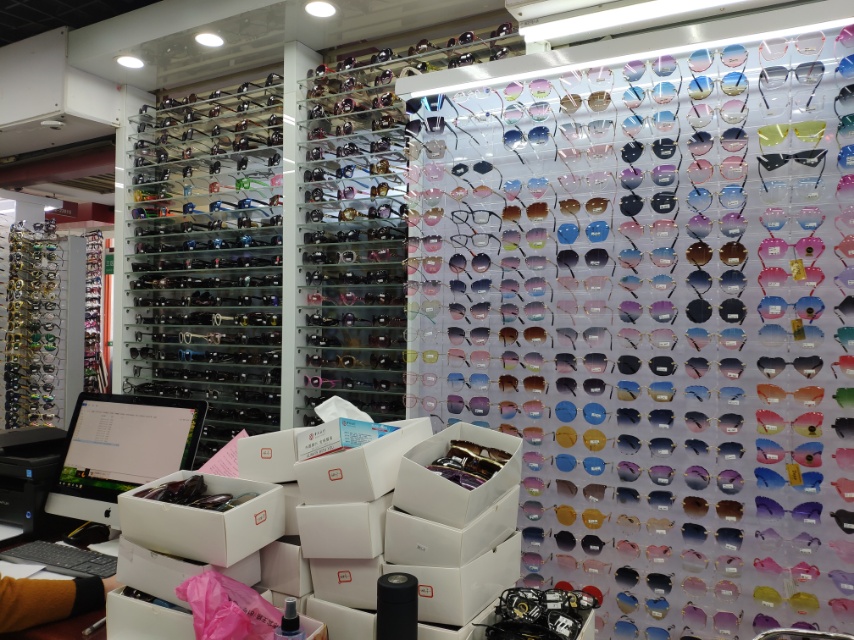 Qiu Xiaoyou glasses describe pic - 1