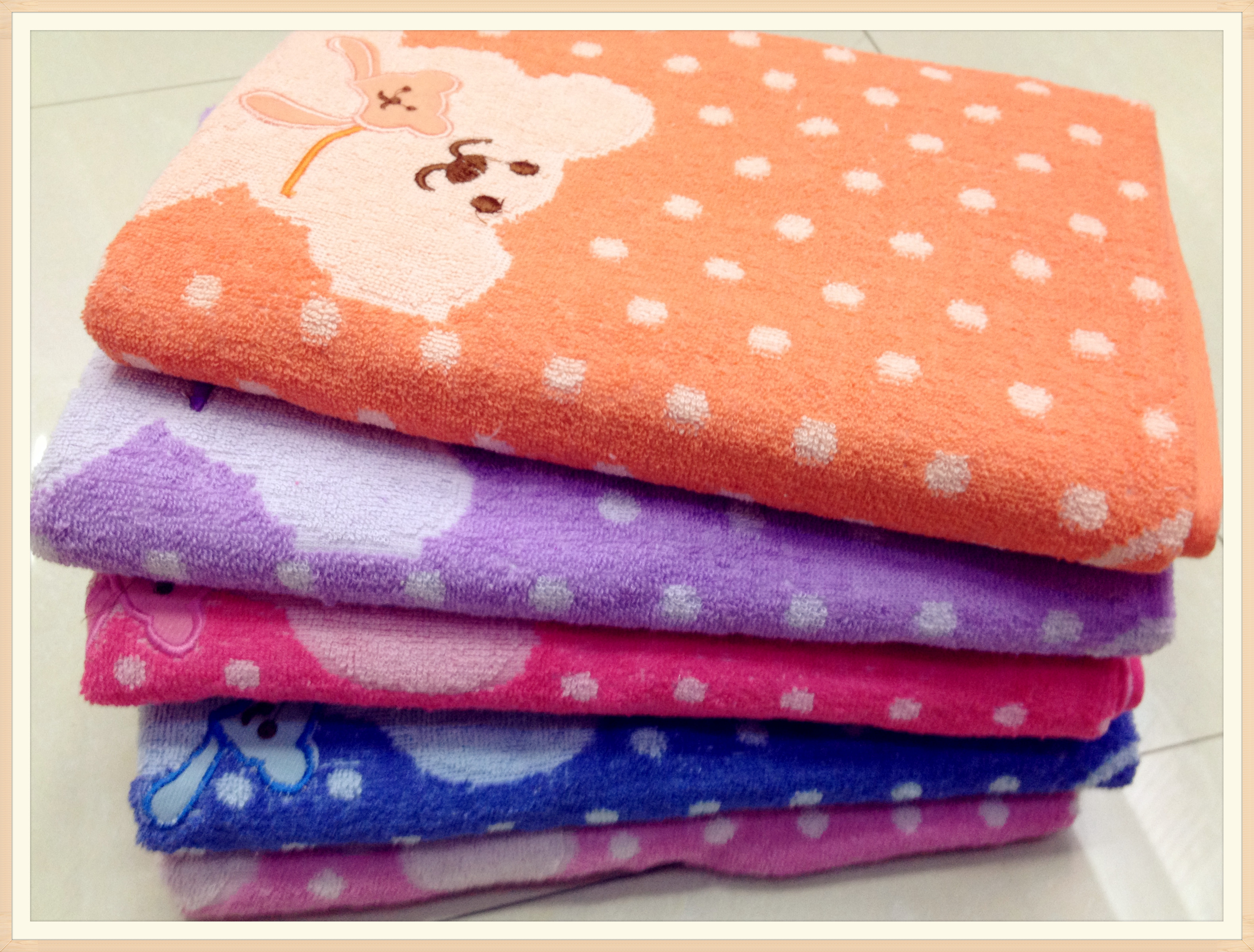 The color-dot bear bath towel is soft, absorbent and does not shed hair. It is a gift towel for adults, a coral fleece towel and a face towel details Picture