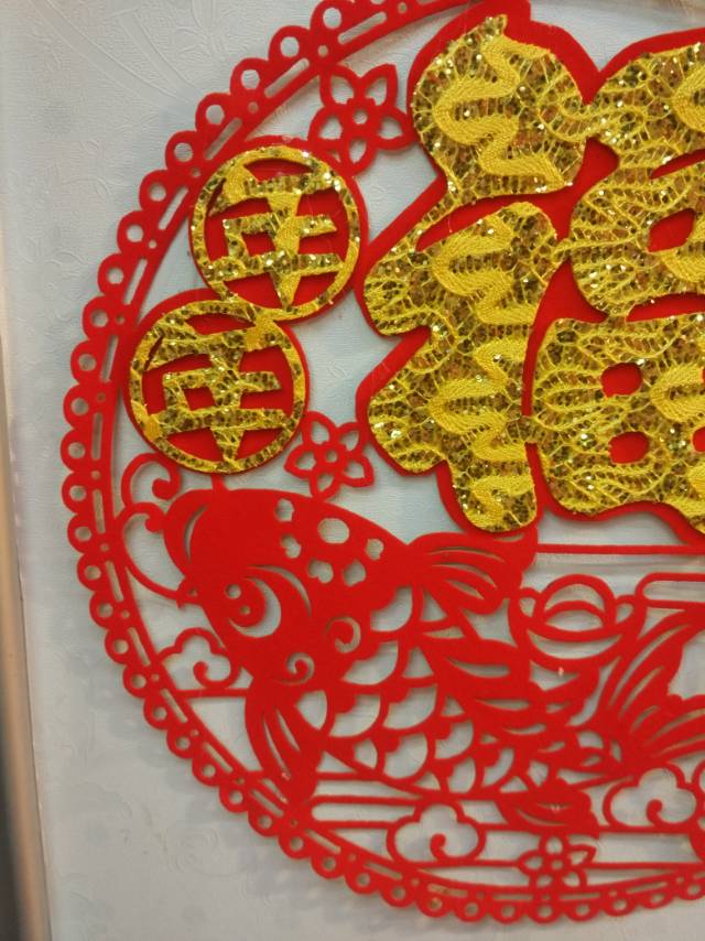 The hollowed-out window flower pendant with the character "Fu" is a festive Spring Festival decorative handicraft Specification image