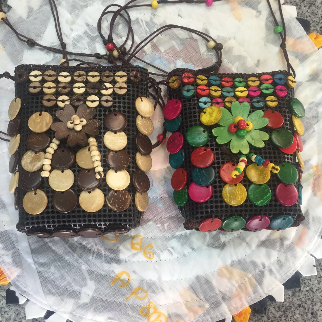 高红梅民族工艺椰壳斜挎包小号手机包