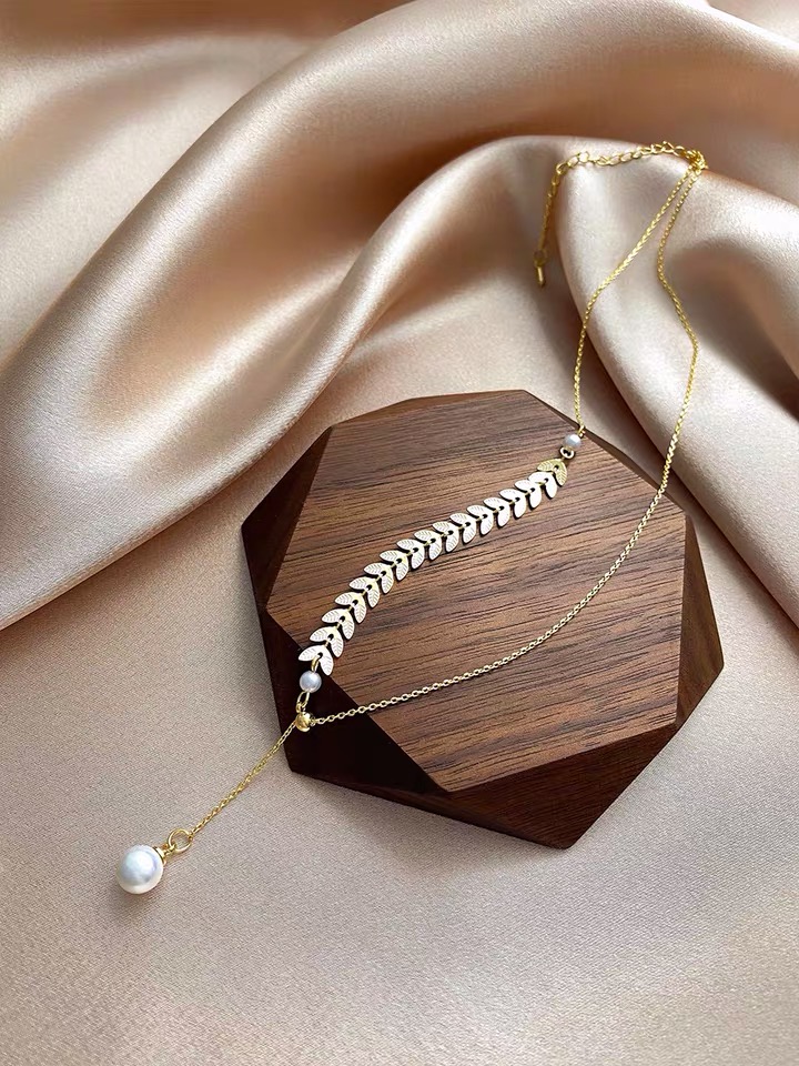 Exquisite pearl choker fairy willow leaf chain pendant necklace, a simple and popular female Instagram collarbone chain, 2020 new style details Picture